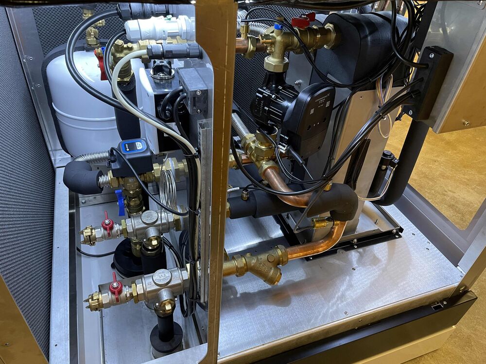 Das Innenleben der Geoblock WGB 20 ist gut sichtbar in diesem Demo-Gerät. Die sonst angebrachten Dämmungen sind hier nur angedeutet.